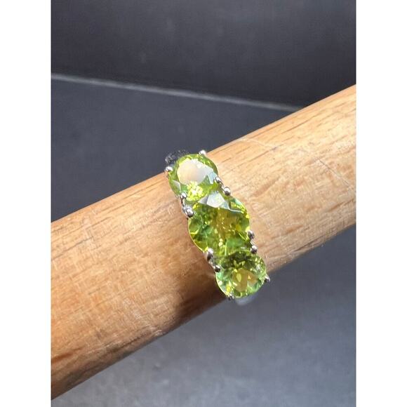 Vintage peridot three stone sterling silver ring size 7 - Picture 9 of 12